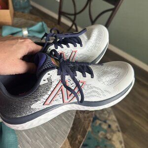 WOMEN'S SIZE 8 NEW BALANCE TENNIS SHOES